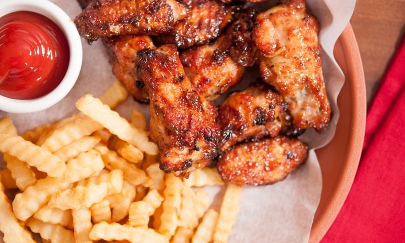 Đồ ăn nhiều dầu mỡ khiến mẹ có nguy cơ bị tăng cân mất kiểm soát. (Nguồn: Internet)