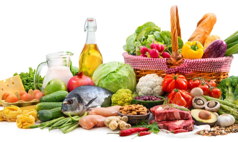 Thịt đỏ và rau xanh chứa nhiều sắt. (Nguồn: Internet)