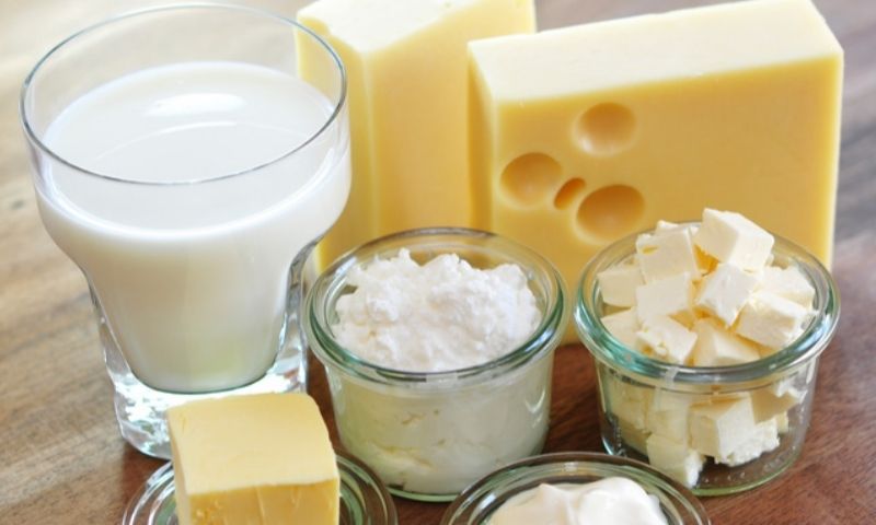 Trong sữa có nhiều canxi giúp xương chắc khỏe. (Nguồn: Internet)