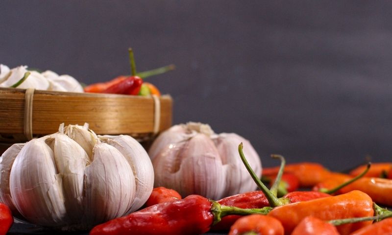 Mẹ nên hạn chế các loại gia vị cay nóng. (Nguồn: Internet)