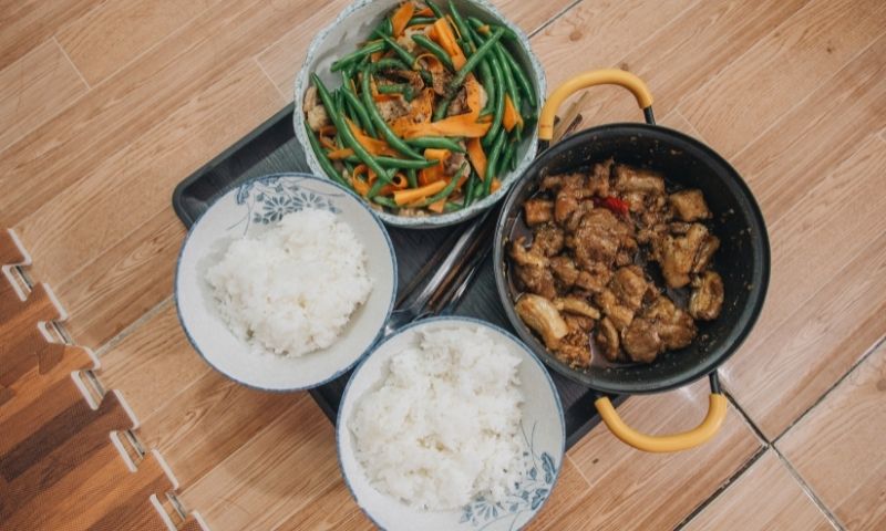 Mẹ có thể ăn thêm mỗi bữa 1 bát cơm để bổ sung thêm lượng tinh bột cần thiết. (Nguồn: Internet)