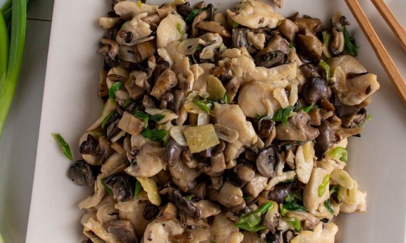 Ức gà xào nấm siêu lạ miệng. (Ảnh: Nguồn Internet)