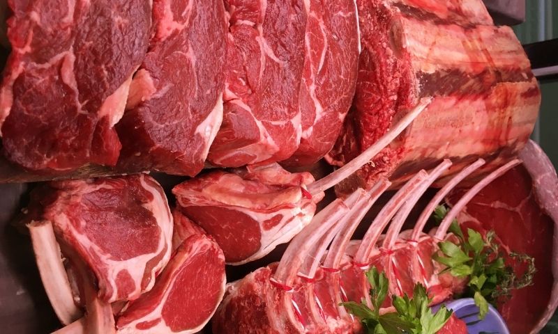 Lựa chọn thịt cừu tươi mới để sử dụng. (Ảnh: Nguồn Internet)