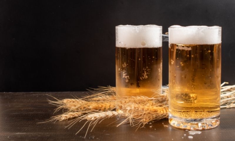 Rượu bia là thức uống mẹ đang cho con bú tránh càng xa càng tốt. (Ảnh: Nguồn Internet)