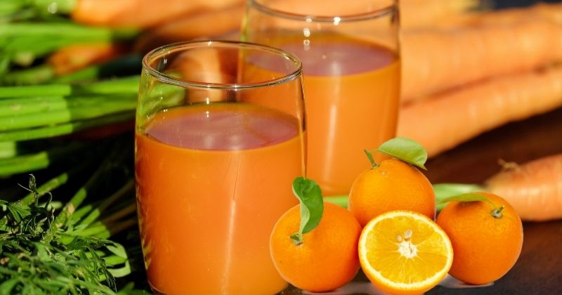 Uống nước ép cam cà rốt giúp sản xuất collagen, protein bảo vệ da dưới tác động của tia UV (Ảnh: Sưu tầm Internet)
