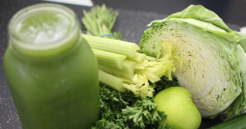 Uống nước ép cần tây giúp đào thải các năng lượng dư thừa ra khỏi cơ thể mẹ (Ảnh: Sưu tầm Internet)