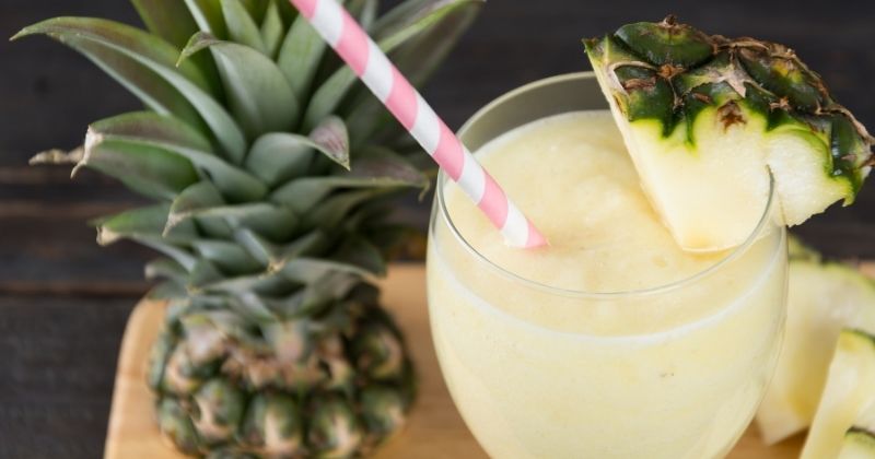 Uống nước ép dứa giúp mẹ thúc đẩy quá trình đốt cháy mỡ bụng dư thừa (Ảnh: Sưu tầm Internet)