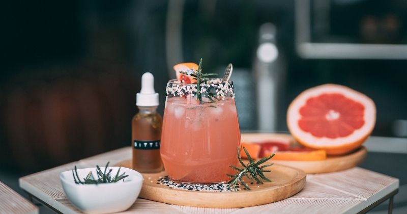 Nước ép bưởi xanh giúp mẹ thông tuyến sữa, tránh tình trạng tắc tia và mất sữa (Ảnh: Sưu tầm Internet)