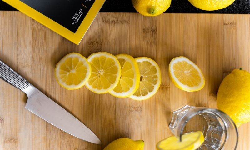 Mẹo dân gian giảm cân sau sinh bằng chanh. (Ảnh: Nguồn Internet)