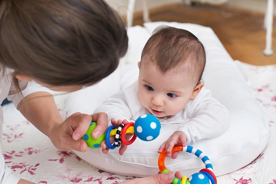 Giai đoạn trẻ sơ sinh đến 1 tuổi là mốc phát triển quan trọng đầu đời cho bé (Ảnh: Sưu tầm Internet)