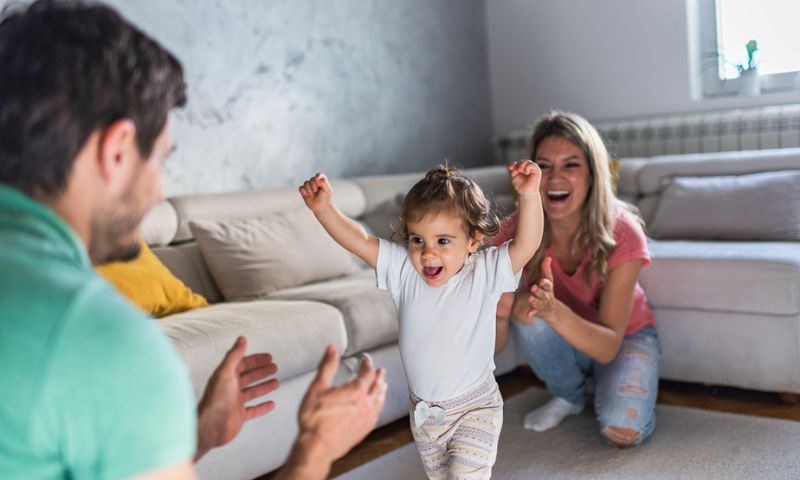 Một số biểu hiện có thể bắt đầu cai sữa cho con. (Ảnh: Sưu tầm Internet)