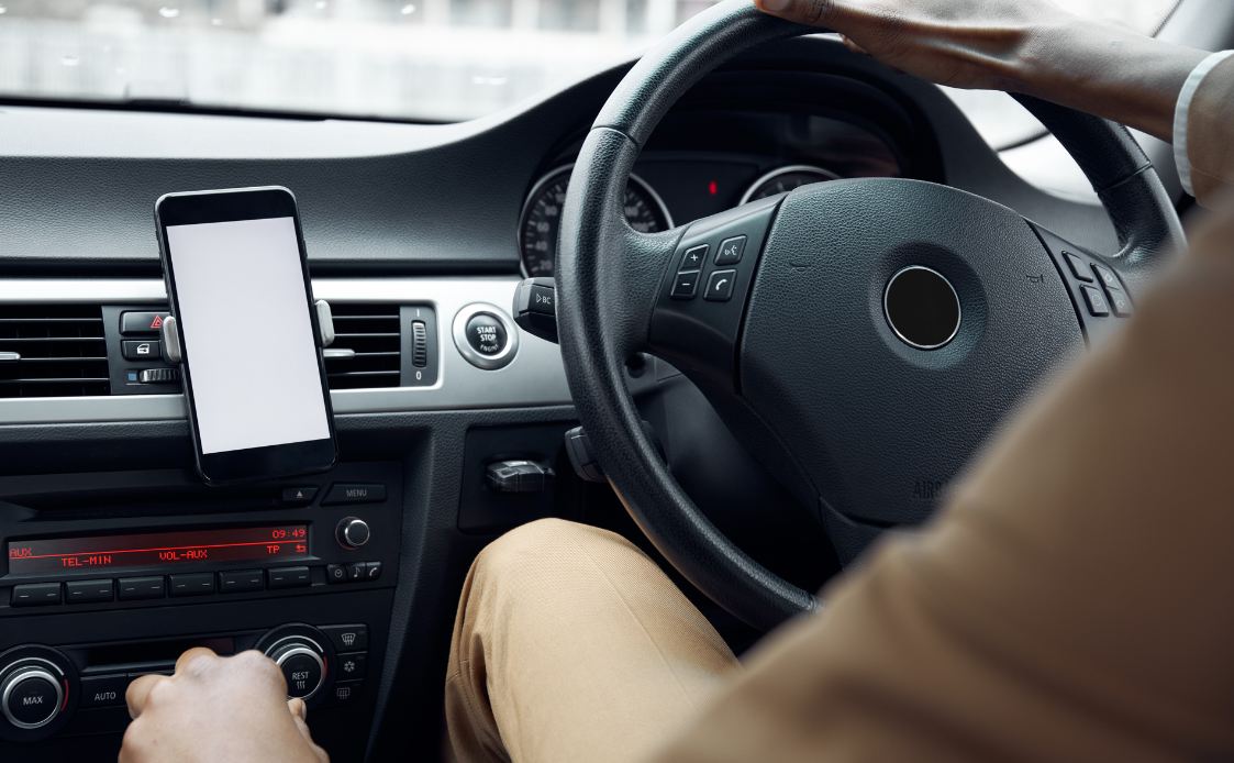 Khi ô tô qua đoạn đường phải rẽ, người lái xe sẽ tác dụng một ngẫu lực vào tay lái. (Ảnh: Sưu tầm Internet)