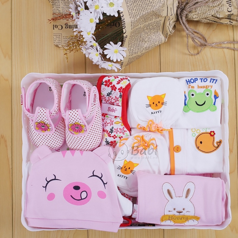 Tặng quần áo, giày dép cho bé ngày 1/6 rất thiết thực. (Ảnh: Sưu tầm internet)