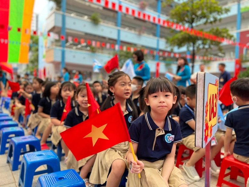 Tựu trường là ngày học sinh bắt đầu nhập học (Ảnh: Sưu tầm internet)