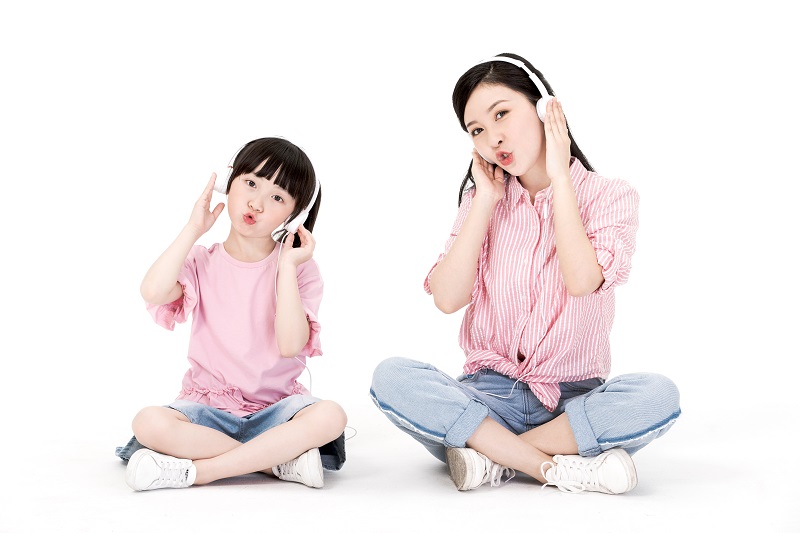 Nghe nhạc là phương thức học tiếng Anh hiệu quả. (Ảnh: Lovepik.com)