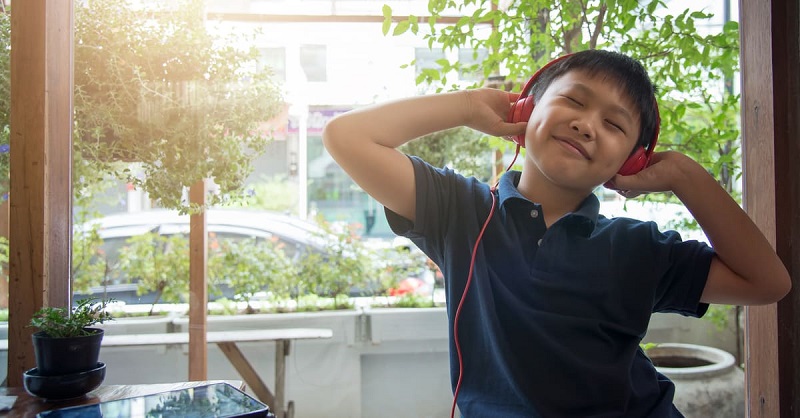Nhạc tiếng Anh đem lại nhiều cảm hứng học tập cho trẻ. (Ảnh: Shutterstock.com)