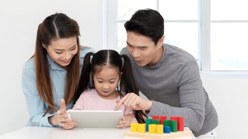 Một số lưu ý giúp ba mẹ đồng hành luyện nghe tiếng Anh cùng con hiệu quả. (Ảnh: Sưu tầm Internet)