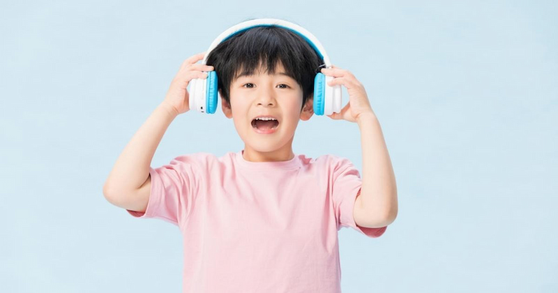 Đâu sẽ là những công cụ luyện nghe hiệu quả cho bé. (Ảnh: Sưu tầm Internet)