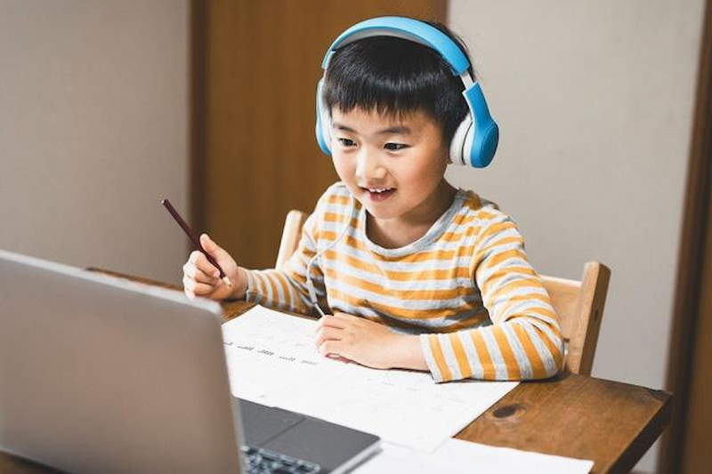 Một vài mẹo luyện nghe sẽ giúp bé cải thiện kỹ năng nhanh chóng và hiệu quả hơn. (Ảnh: Sưu tầm Internet)