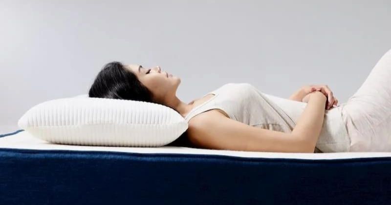 Nằm ngửa khi ngủ tốt hơn cho sức khỏe vòng 1 (Ảnh: Sưu tầm Internet)