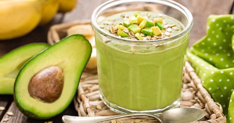 Đắp mặt nạ cho ngực bằng bơ, dưa chuột giúp hạn chế ngực xệ (Ảnh: Sưu tầm Internet)