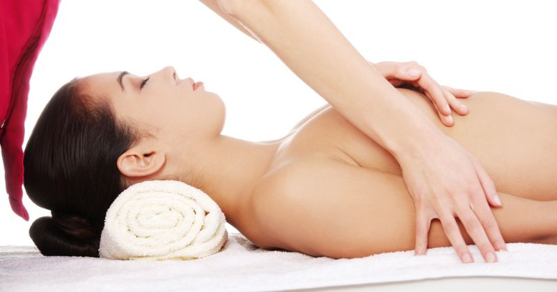 Massage ngực giúp săn chắc, chống chảy xệ (Ảnh: Sưu tầm Internet)