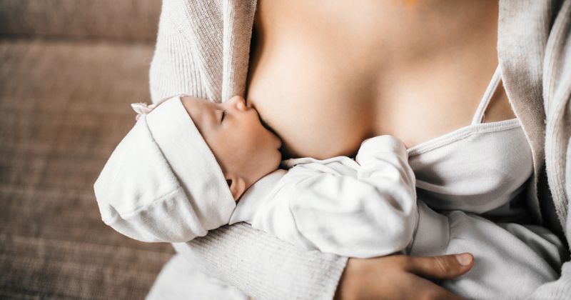 Ngồi thẳng lưng khi cho con bú giúp vòng 1 săn chắc (Ảnh: Sưu tầm Internet)