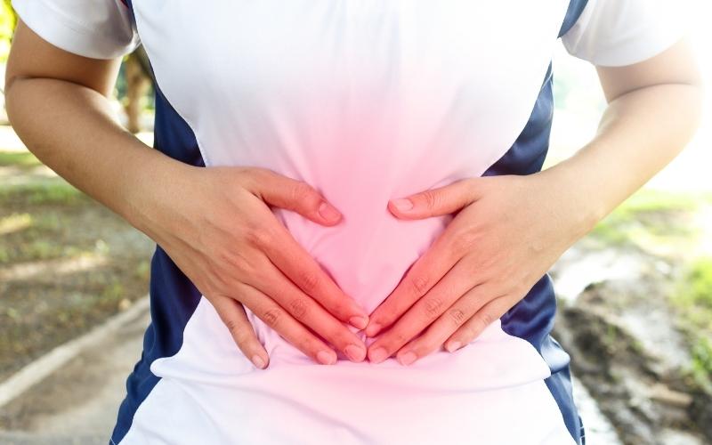 Người bị viêm gan c thường xuyên đau bụng. (Ảnh: Sưu tầm Internet)