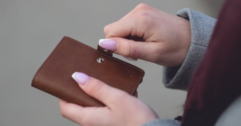 Áp lực kinh tế, tiền bạc dẫn tới bệnh trầm cảm ở phụ nữ sau sinh (Ảnh: Sưu tầm Internet)