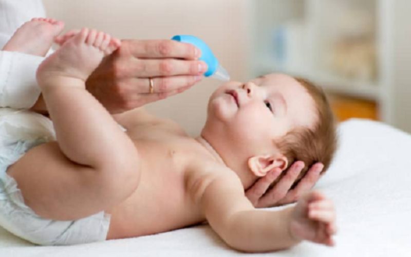 Vệ sinh mũi thường xuyên giúp ngăn ngừa nguy cơ chảy máu mũi ở trẻ (Nguồn: Sưu tầm internet)