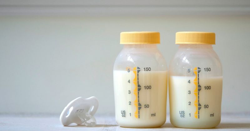 Quan sát sữa mẹ sau khi vắt ra giúp mẹ hiểu rõ chất lượng sữa của mình. (Ảnh: Sưu tầm Internet)