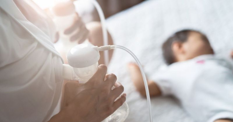 Hút sữa sau sinh càng sớm, càng kích thích sữa về nhiều hơn. (Ảnh: Sưu tầm Internet)