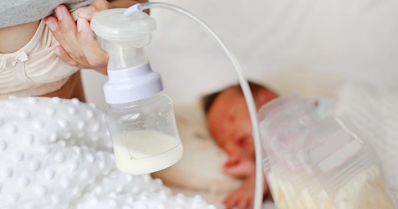 Mẹ nên vắt sữa sau khi đã cho trẻ bú mẹ trực tiếp. (Ảnh: Sưu tầm Internet)