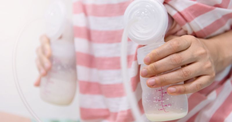 Vắt sữa kết hợp massage giúp kích thích tuyến sữa tốt hơn. (Ảnh: Sưu tầm Internet)