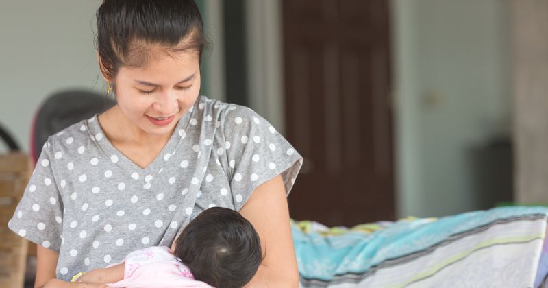 Hạn chế căng thẳng, duy trì tâm lý vui vẻ, thoái mái trong thời kỳ cho con bú. (Ảnh: Sưu tầm Internet)