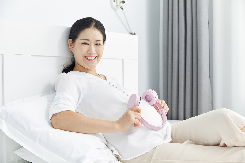 Nghe nhạc thai giáo 3 tháng cuối giúp gắn kết tình cảm giữa mẹ và bé (Ảnh:Lovepik.com)