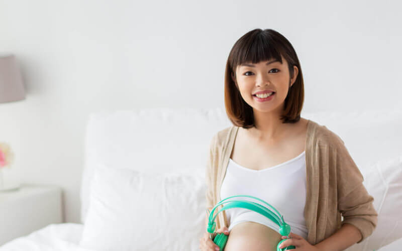 Nghe nhạc thai giáo buổi sáng trong 3 tháng giữa và cuối thai kỳ. (Ảnh: Sưu tầm Internet)