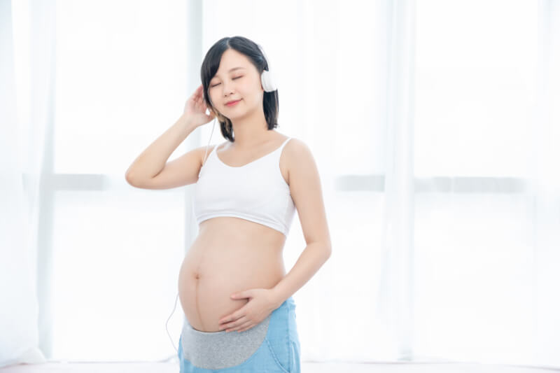 Âm nhạc giúp mẹ duy trì cảm xúc tích cực, tâm trạng vui vẻ, có tác dụng giảm stress. (Ảnh: Sưu tâm Internet)