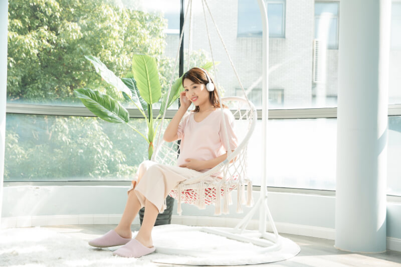 Bé có thể cảm nhận được ánh sáng, âm thanh. (Ảnh: Sưu tầm Internet)