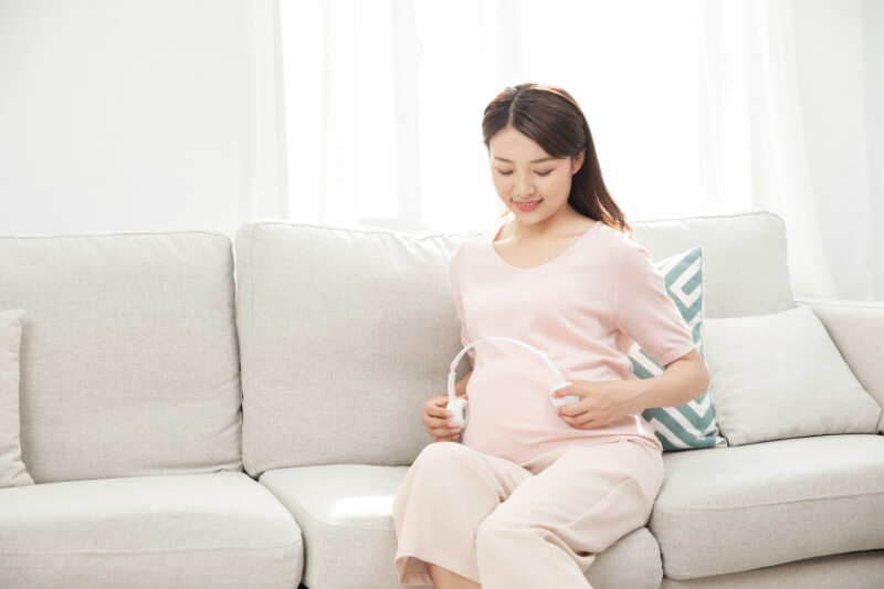 Mẹ cho bé nghe nhạc quê hương sẽ giúp tăng cảm nhận của bé về nơi sinh ra. (Ảnh: Sưu tầm Internet)