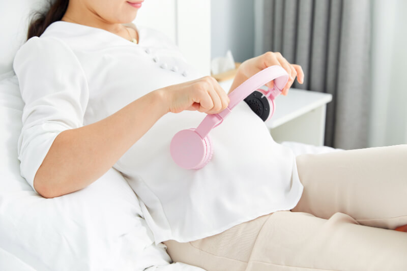 Cùng chơi trò chơi sẽ giúp mẹ và bé tương tác tốt hơn. (Ảnh: Sưu tầm Internet)