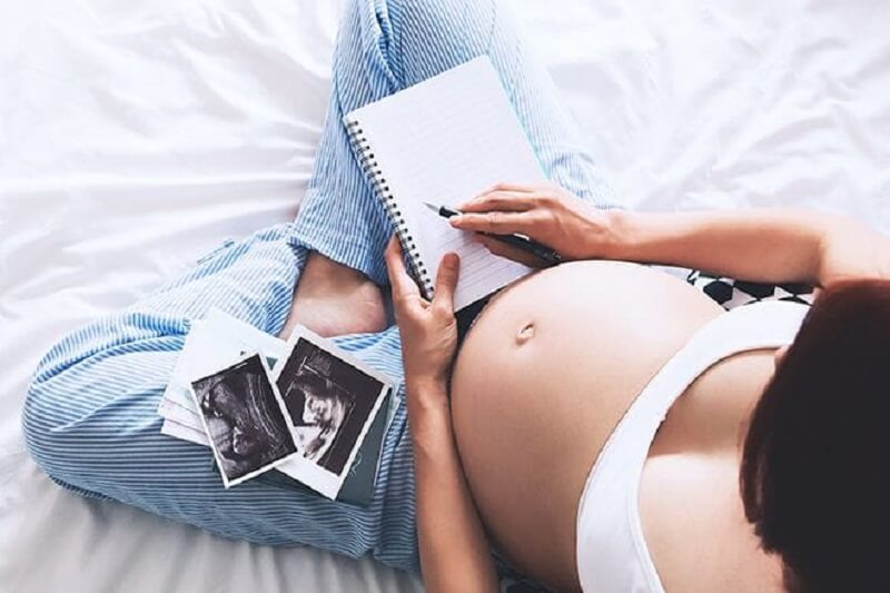 Mẹ cần chọn thời điểm nghe nhạc khi thực hiện thai giáo tháng thứ 8. (Ảnh: Sưu tầm Internet)