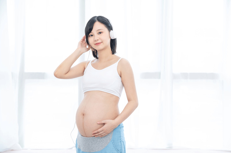 Nhạc thai giáo tiếng anh được rất nhiều bà mẹ lựa chọn để nghe khi mang thai. (Ảnh:Lovepik.com)