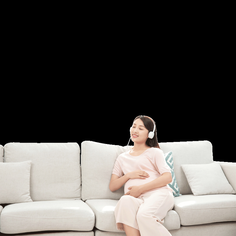 Mẹ nghe nhạc thai giáo nên chọn nghe với âm lượng vừa đủ. (Ảnh:Lovepik.com)