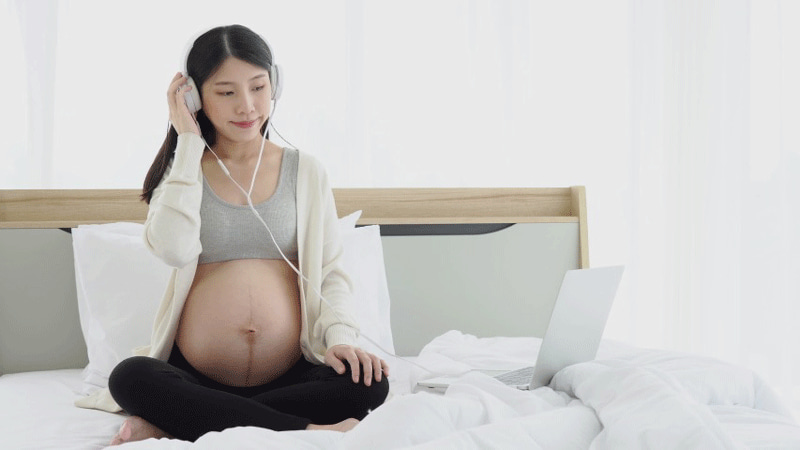 Mẹ có thể bắt đầu nghe nhạc thai giáo từ tuần thai thứ 18. (Ảnh: Sưu tầm Internet)
