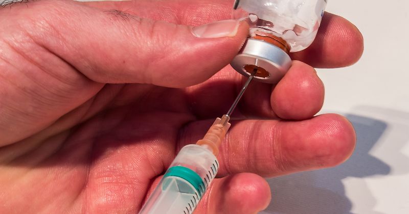 Sử dụng thuốc, kháng sinh theo chỉ định của bác sĩ (Ảnh: Sưu tầm Internet)