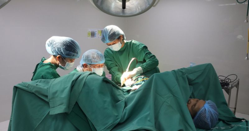 Khi vết mổ bị nhiễm trùng sâu mẹ nên tiến hành cắt lọc vết thương(Ảnh: Sưu tầm Internet)