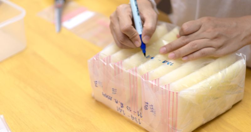 Nên ghi rõ ràng ngày tháng và lượng sữa trong mỗi bình. (Ảnh: Sưu tầm Internet)