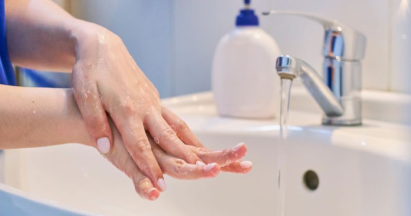 Mẹ cần rửa tay sát khuẩn trước mỗi khi hút sữa. (Ảnh: Sưu tầm Internet)