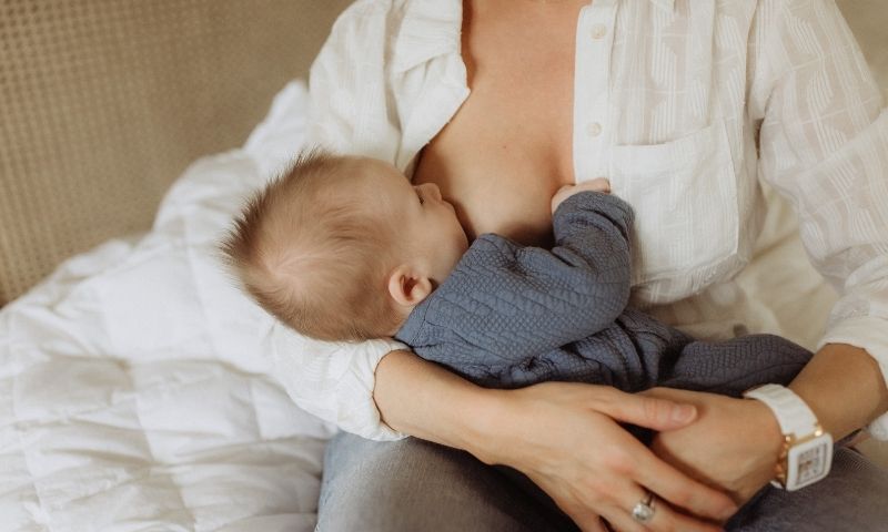 Sữa mẹ chứa đầy đủ nguồn dinh dưỡng cần thiết cho trẻ. (Nguồn: Internet)